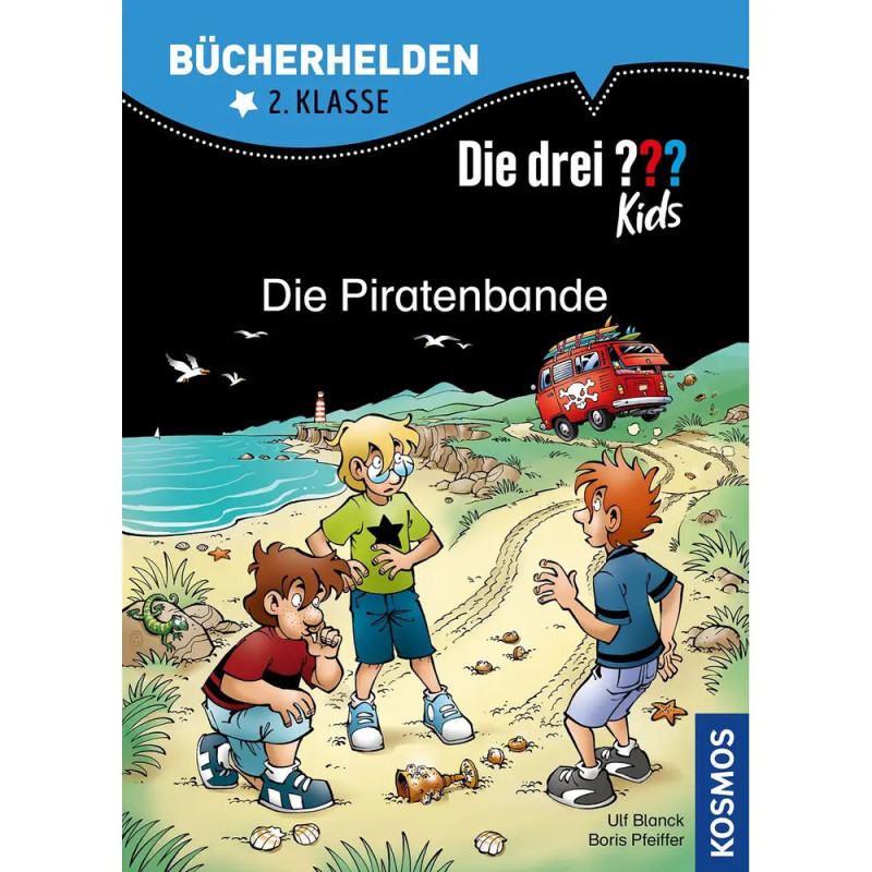 Drei Kinder stehen am Strand mit verstreuten Gegenständen, im Hintergrund ein roter Van und das Meer.