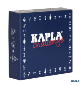 Dunkelblaue Box mit der Aufschrift KAPLA Challenge, weiß-roter Schrift und weißen Symbolen am Rand.