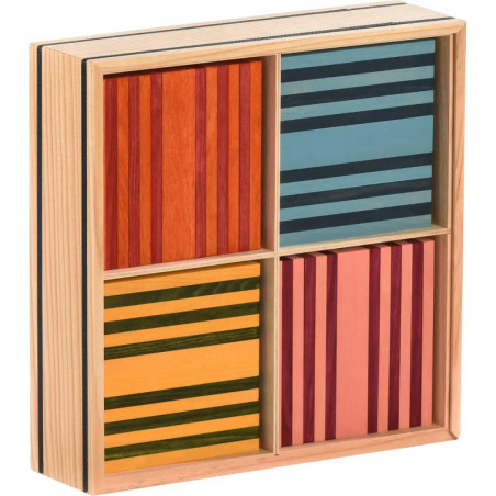 Holzbox mit vier bunten, gestreiften Holzquadraten in Rot, Blau, Gelb und Pink.