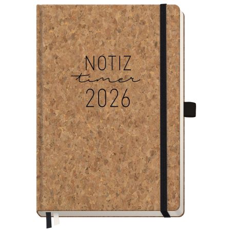Notizbuch mit Korkeinband, Aufschrift NOTIZ timer 2026, schwarzem Gummiband und seitlichem Stifthalter.