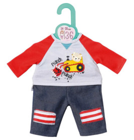 Puppenoutfit: Rote Ärmel, Jeans, Bagger-Motiv hängt an grünem 36-cm-Bügel.