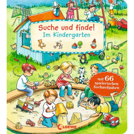 Kinder spielen im Sandkasten und Außenbereich des Kindergartens Spielzeug und Geräte sind zu sehen.