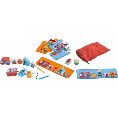 Kinderspiel zur Feuerwehrrettung mit Puzzleplatten, Holzteilen, Schnur und rotem Beutel.