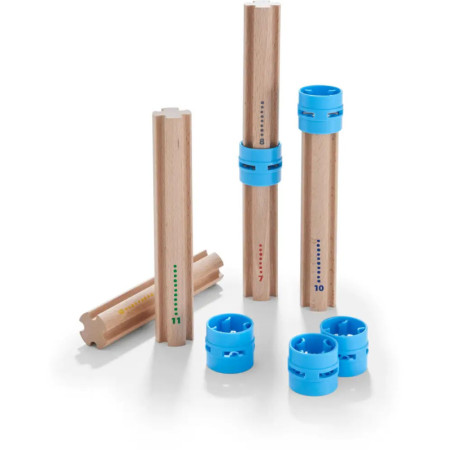 Holzzählstäbe mit blauen Kunststoffringen, nummeriert 7-11 in verschiedenen Farben, auf weißem Hintergrund. Holzzählstäbe mit blauen Kunststoffringen, nummeriert 7-11 in verschiedenen Farben, auf weißem Hintergrund.