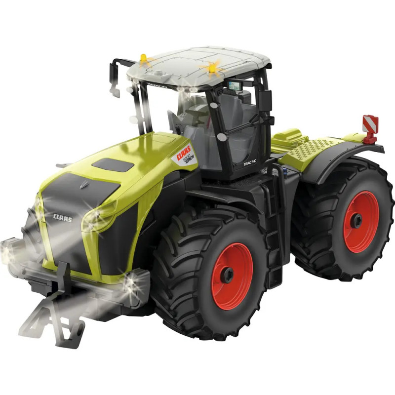 Grüner und schwarzer CLAAS-Spielzeugtraktor mit großen Reifen und Scheinwerfern, schräg aufgenommen. Grüner und schwarzer CLAAS-Spielzeugtraktor mit großen Reifen und Scheinwerfern, schräg aufgenommen.