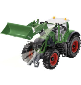 Grüner Spielzeugtraktor mit Frontlader und großen schwarzen Reifen auf weißem Hintergrund.
