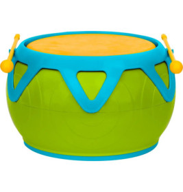 Eine grün-blaue Spielzeugtrommel mit gelben Trommelstöcken, die an den Seiten liegen.