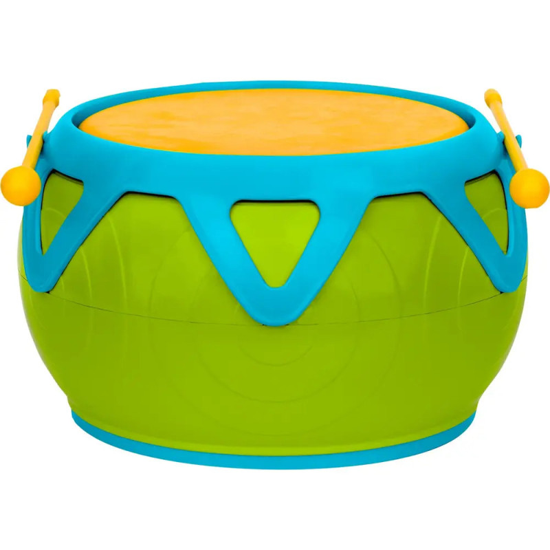 Eine grün-blaue Spielzeugtrommel mit gelben Trommelstöcken, die an den Seiten liegen.