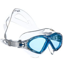 Blaue, transparente Schwimmbrille mit breitem Band und Antibeschlaggläsern vor weißem Hintergrund.