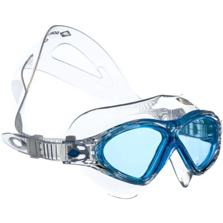 Blaue, transparente Schwimmbrille mit breitem Band und Antibeschlaggläsern vor weißem Hintergrund.