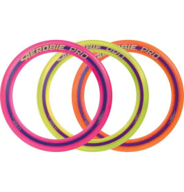 Drei bunte Aerobie Pro Ringe in Pink, Gelb und Orange liegen überlappend auf weißem Hintergrund.