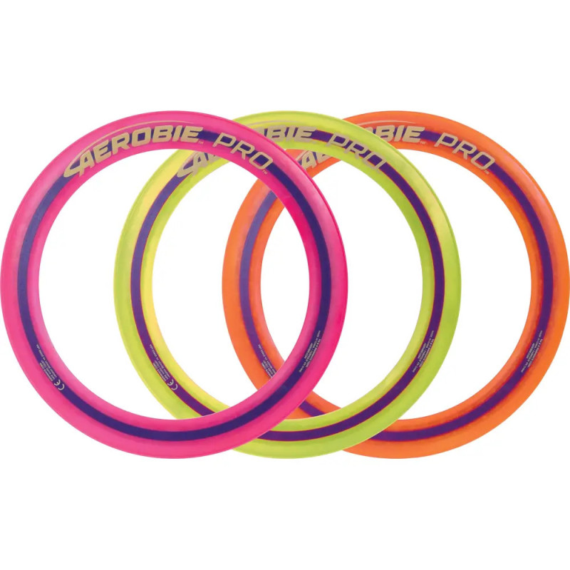 Drei bunte Aerobie Pro Ringe in Pink, Gelb und Orange liegen überlappend auf weißem Hintergrund. Drei bunte Aerobie Pro Ringe in Pink, Gelb und Orange liegen überlappend auf weißem Hintergrund.