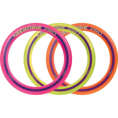 Drei bunte Aerobie Pro Ringe in Pink, Gelb und Orange liegen überlappend auf weißem Hintergrund. Drei bunte Aerobie Pro Ringe in Pink, Gelb und Orange liegen überlappend auf weißem Hintergrund.